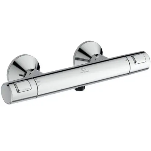 Brausethermostat von Ideal Standard in verchromtem Finish, mit Temperaturregler und zwei Betätigungen, montiert zwischen zwei Wandhalterungen.